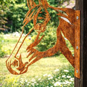 Pferdekopf aus Edelrost als Wanddekoration aus Metall im Garten