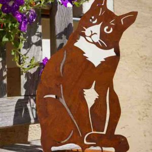 Sitzendes Kätzchen aus Edelrost mit geneigtem Kopf – dekorative Katzenfigur für Garten und Terrasse.