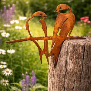 Zwei filigrane Schwalben aus Edelrost als Baumstecker. Naturnahe, pflegefreie Gartendeko zum Einschlagen in Baum oder Pfahl – handgefertigt in Deutschland.