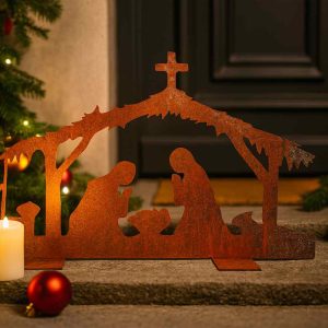 Weihnachtskrippe aus Edelrost mit Kreuz und Figuren im Garten