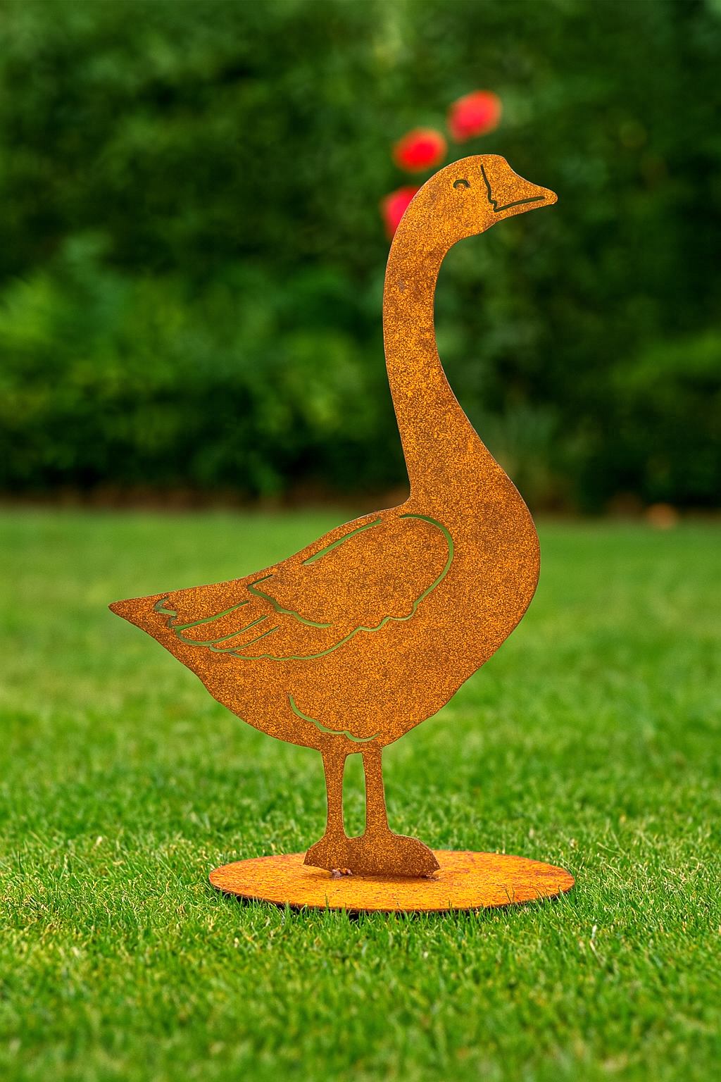 Gartenfigur Gans mit Nasenhöcker aus Edelrost aus 2 mm Stahl mit großer Bodenplatte im Garten