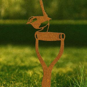 Edelrost Vögelchen auf Schaufelstiel, filigrane Gartenfigur aus rostendem Stahl – handgefertigte, wetterfeste Rostdeko für Garten, Beet und Rasen.