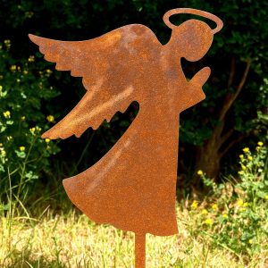 Betender Engel aus Edelrost mit Heiligenschein als Gartenstecker.