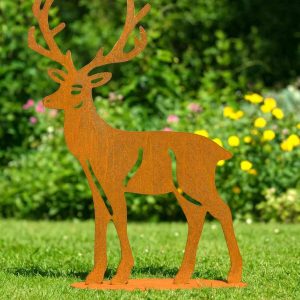 Hirsch Gartenfigur aus Edelrost auf Grundplatte im Garten