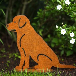 Sitzender Hund aus Edelrost mit stabiler Grundplatte. Wetterfeste, pflegefreie Gartendeko – handgefertigt in Deutschland.
