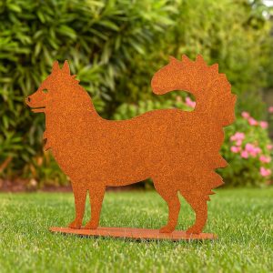 Spitz Molly aus Edelrost stehend mit erhobener Rute – dekorative Hundefigur für Garten und Terrasse.