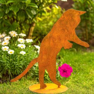 Spielende Katze als Gartenfigur aus rostigem Stahl mit aufgerichteter Haltung und stabiler Bodenplatte
