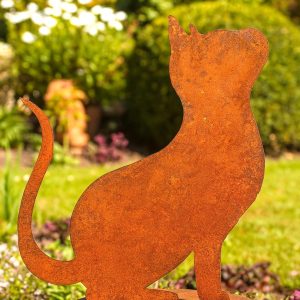 Hungrige Katze aus Edelrost sitzend – dekorative Katzenfigur für Garten und Terrasse.