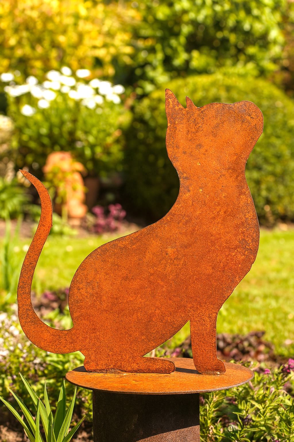 Hungrige Katze aus Edelrost sitzend – dekorative Katzenfigur für Garten und Terrasse.