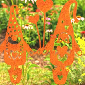 Liebeswichtel aus Edelrost – romantisches Wichtelpaar mit Herz-Luftballons als Gartendeko.