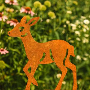 Laufendes Rehkitz aus Edelrost mit feinen Konturen – dekorative Gartenfigur aus rostendem Stahl auf stabiler Grundplatte.