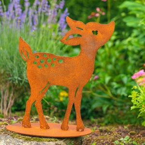 Edelrost Rehkitz mit Punktmuster auf dem Rücken – dekorative Gartenfigur aus rostendem Stahl auf stabiler Grundplatte.