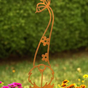 Edelrost Schmetterlingsgnom Brimme, Gartenfigur aus rostendem Stahl mit Blumen & Schmetterling auf der Zipfelmütze – handgefertigte, wetterfeste Rostdeko für Garten, Beet & Terrasse.