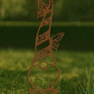 Edelrost Schmetterlingsgnom Lasse, Gartenfigur aus rostendem Stahl mit verzierter Mütze & zwei Schmetterlingen – handgefertigte, wetterfeste Rostdeko für Garten, Beet & Terrasse.