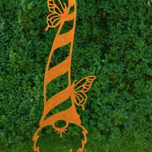 Edelrost Schmetterlingsgnom Dröhm, Gartenfigur aus rostendem Stahl mit gestreifter Mütze & zwei Schmetterlingen – handgefertigte, wetterfeste Rostdeko für Garten, Beet & Terrasse.