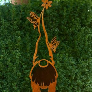 Edelrost Schmetterlingswichtel Rul, Gartenfigur aus rostendem Stahl mit Schmetterlingen & Blume auf der Zipfelmütze – handgefertigte Rostdeko für Garten, Beet & Terrasse.