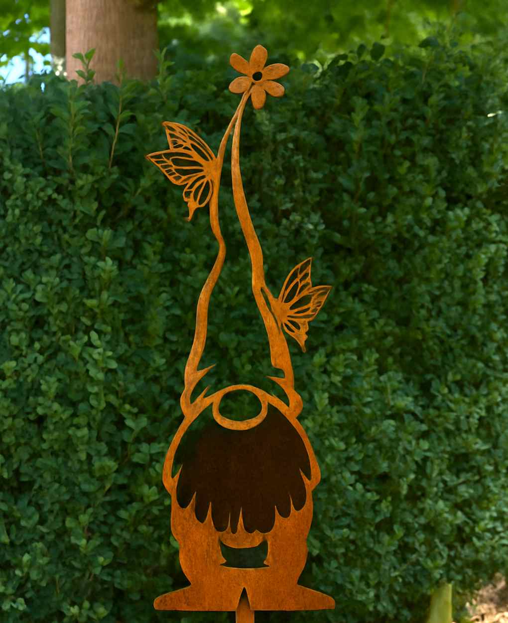 Edelrost Schmetterlingswichtel Rul, Gartenfigur aus rostendem Stahl mit Schmetterlingen & Blume auf der Zipfelmütze – handgefertigte Rostdeko für Garten, Beet & Terrasse.