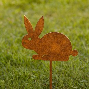 Edelrost Hasenstecker, kauerndes Häschen aus rostendem Stahl – handgefertigte, wetterfeste Rostdeko für Garten, Beet oder Osterdekoration.