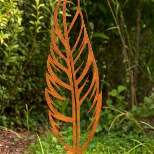 Edelrost Feder Gartenstecker aus Stahl in natürlicher Rostpatina zwischen Grünpflanzen