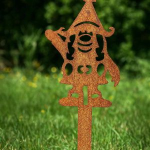 Edelrost Wichtelstecker, kleiner winkender Gartenwichtel mit Zöpfen aus rostendem Stahl – handgefertigte wetterfeste Rostdeko für Blumentopf, Balkon oder Beet.