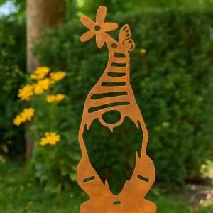 Edelrost Schmetterlingswichtel Aik, handgefertigter Gartenstecker aus Stahl mit gestreifter Mütze, Blume und Schmetterling – wetterfeste Rostdeko für Garten oder Balkon.