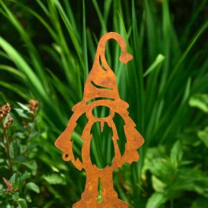 Edelrost Wichtel Knut, handgefertigter Gartenstecker aus Stahl mit Zipfelmütze und Bart, wetterfeste Rostdeko für Garten, Terrasse oder Blumenkasten.