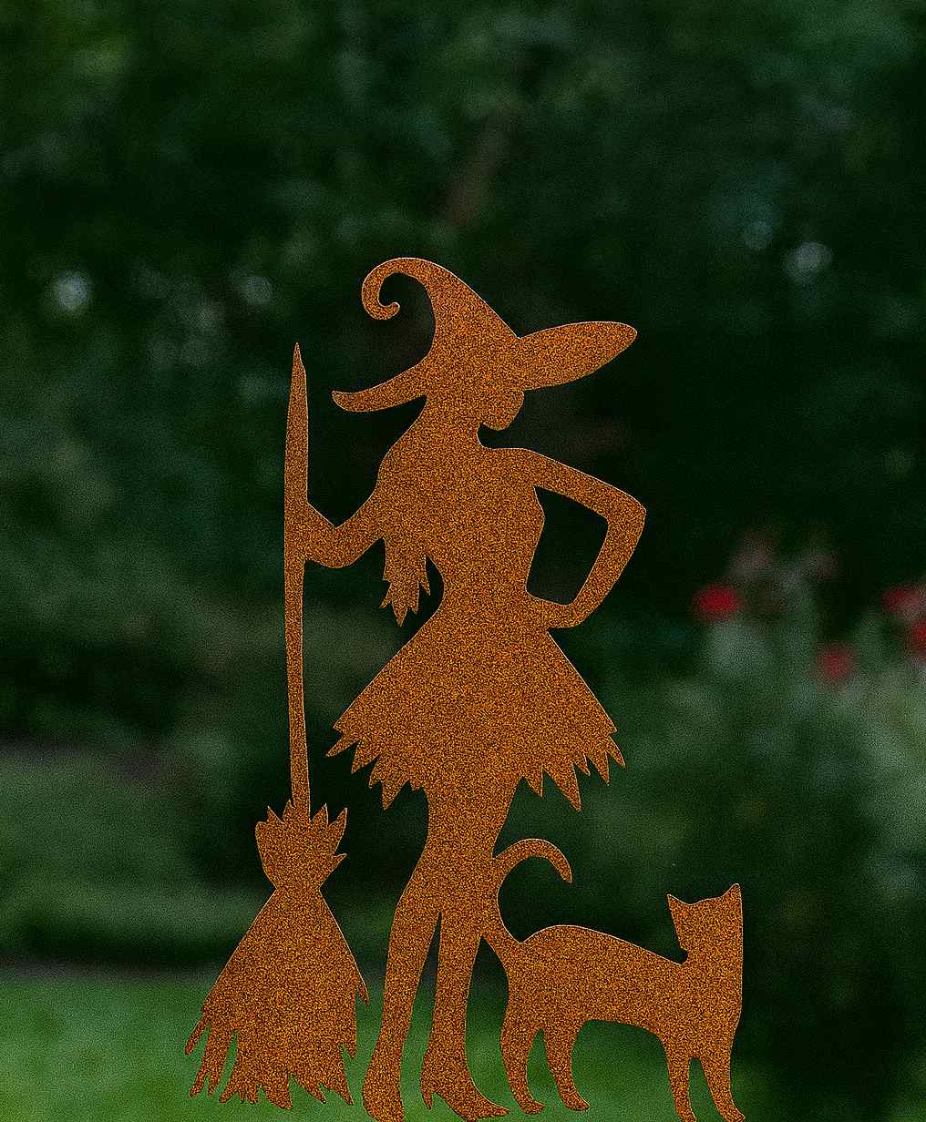 Edelrost-Gartenfigur Hexe Glinda mit Besen und Katze, handgefertigte Dekofigur aus 2 mm Stahl, wetterfeste Metallfigur für Garten oder Terrasse.