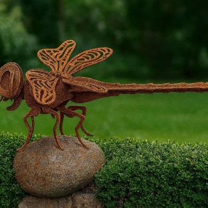 Große Libelle 3D aus Edelrost als Metall Gartenfigur am Gartenteich