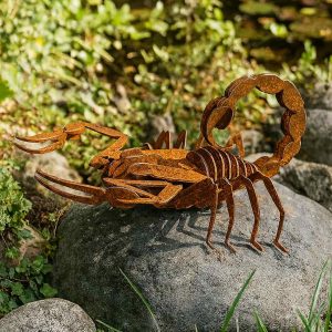 Skorpion 3D aus Edelrost als Metall Gartenfigur auf Naturstein im Garten