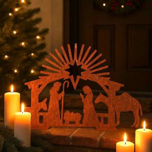 Weihnachtskrippe aus Edelrost mit Stern und Figuren im Garten