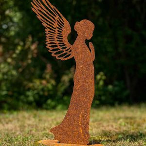 Langer Engel aus Edelrost mit filigranen Flügeln als stehende Metallfigur im Garten