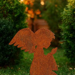 Knieender Engel aus Edelrost als betende Metallfigur im Garten