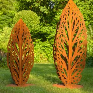Edelrost Busch Gartenskulptur aus Stahl mit durchbrochenen Blättern im Garten