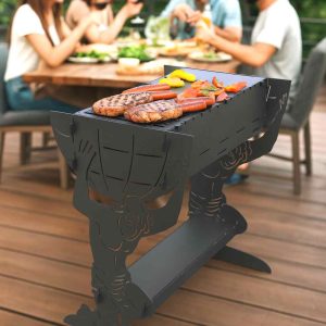 Atlant Grill aus 3 mm Stahl mit Edelrostpatina – Design Holzkohlegrill mit Spießaufnahmen für Garten und Terrasse von Blechstahlwerkle