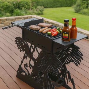 Adler Grill aus 3 mm Stahl mit Edelrostpatina – Design Holzkohlegrill mit Spießaufnahmen und Ablagen für Garten und Terrasse
