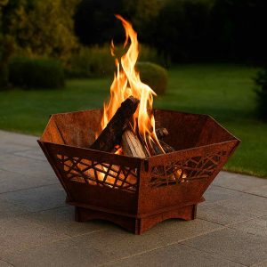 Sechseckige Feuerschale aus Edelrost Stahl mit Ornamentstruktur und brennendem Feuer im Garten