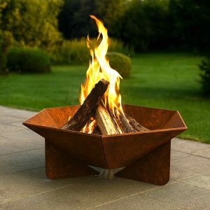 Minimalistische sechseckige Feuerschale aus Edelrost Stahl mit brennendem Feuer im Garten