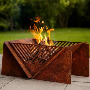 Feuerschale V7 aus Edelrost Stahl mit dekorativem Gittermuster und brennendem Feuer im Garten